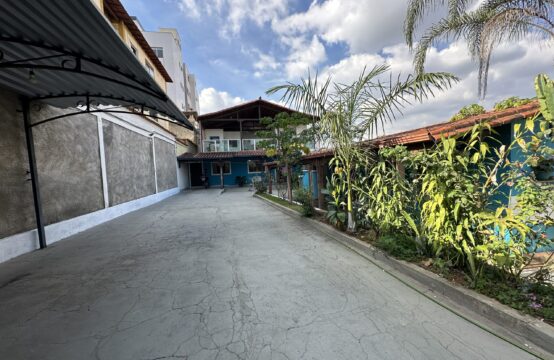 Casa com 04 quartos &#8211; Glória